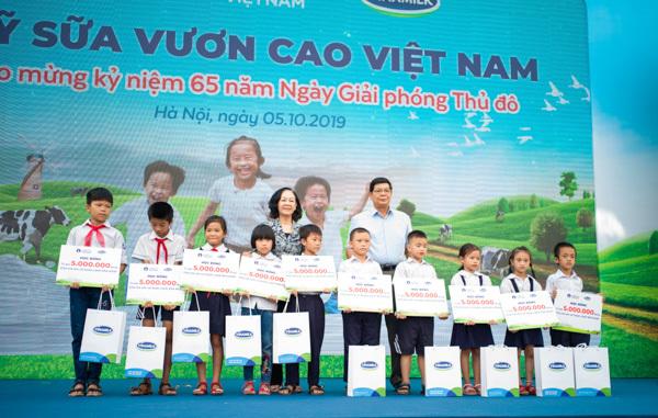 Học sinh Hà Nội nô nức mang vỏ sữa đổi cây xanh-4