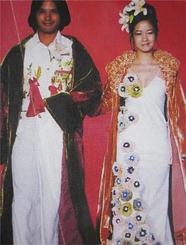 Hồng Nhung tại chương trình Nghệ sĩ và thời trang năm 2003.