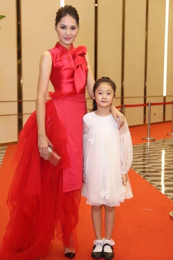 Nhã Phương tự dìm hàng với chiếc đầm lưng dài hơn chân - Phạm Quỳnh Anh mặc váy ngủ đi sự kiện-6