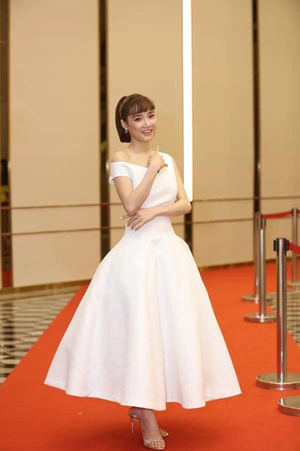 Nhã Phương tự dìm hàng với chiếc đầm lưng dài hơn chân - Phạm Quỳnh Anh mặc váy ngủ đi sự kiện-2