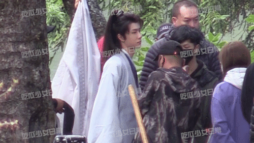 Rộ tin đồn Triệu Lệ Dĩnh tỏ thái độ khó chịu với Vương Nhất Bác-2