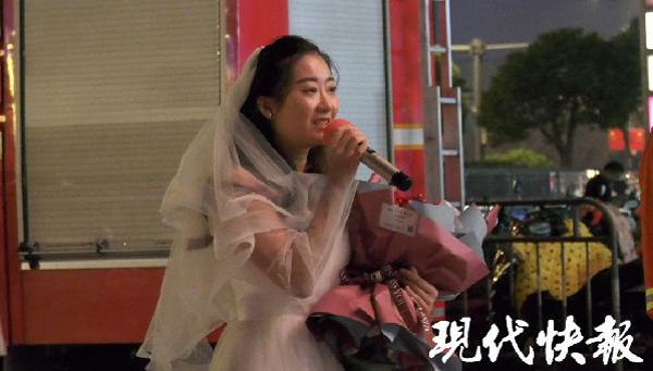 Nàng y tá lái xe hơn 400km đến cầu hôn chàng lính cứu hỏa lay động trái tim cộng đồng mạng-2