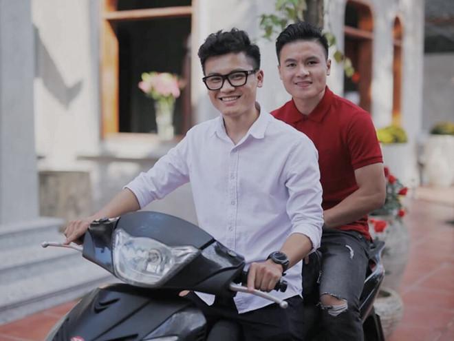 Anh trai Quang Hải làm thợ xăm, em Văn Lâm body 6 múi giống anh-4