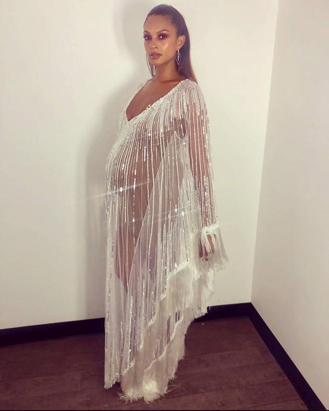 Nữ ca sĩ Anh bị ném đá vì mặc váy bó sát, xuyên thấu khi mang thai-1