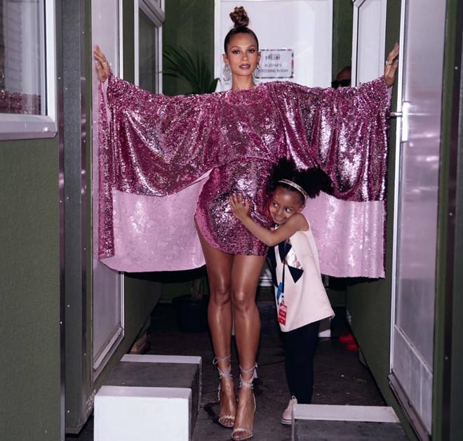 Nữ ca sĩ Anh bị ném đá vì mặc váy bó sát, xuyên thấu khi mang thai-2