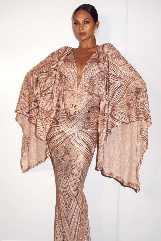 Nữ ca sĩ Anh bị ném đá vì mặc váy bó sát, xuyên thấu khi mang thai-5