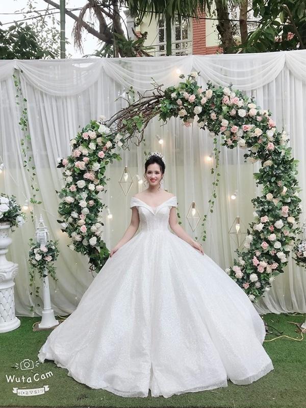 Chạy quên cả mang dép đòi theo chị gái về nhà chồng, cậu bé làm bao người thương cảm-4