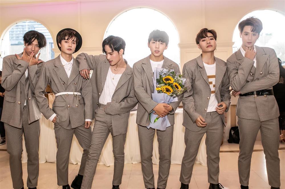 Dân mạng chấm 10 điểm cho màn cover Boy With Luv từ boyband mới của Vpop: Không nhìn hình cứ tưởng BTS đến Việt Nam-2