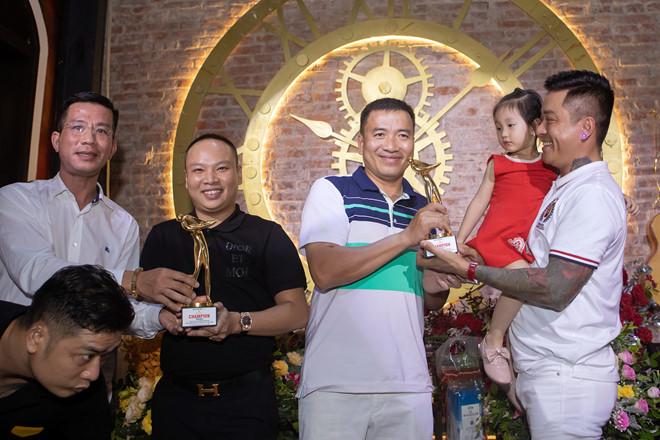 Tuấn Hưng hát mừng sinh nhật ở ban công thu hút hàng nghìn khán giả-2