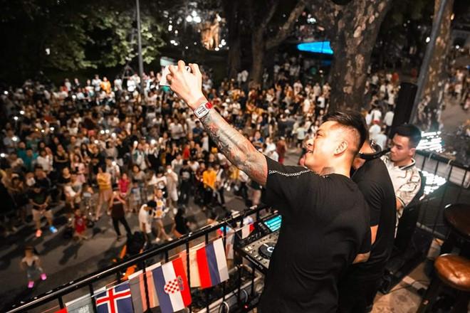 Tuấn Hưng hát mừng sinh nhật ở ban công thu hút hàng nghìn khán giả-3