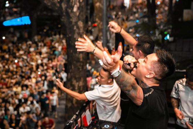 Tuấn Hưng hát mừng sinh nhật ở ban công thu hút hàng nghìn khán giả-4