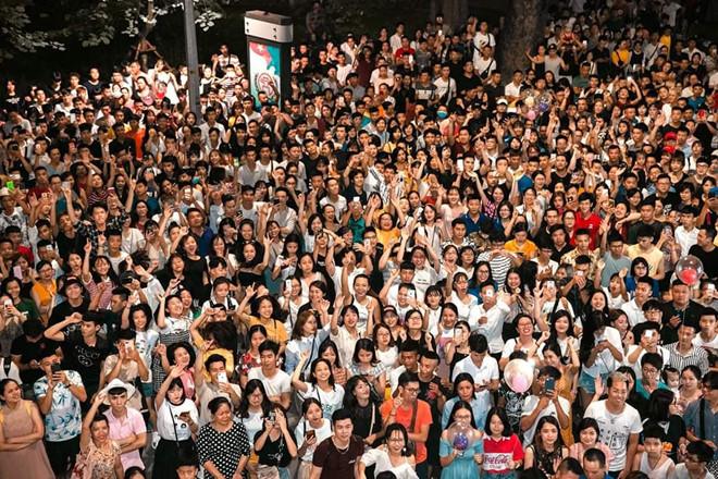 Tuấn Hưng hát mừng sinh nhật ở ban công thu hút hàng nghìn khán giả-5