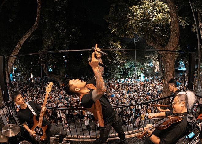 Tuấn Hưng hát mừng sinh nhật ở ban công thu hút hàng nghìn khán giả-6