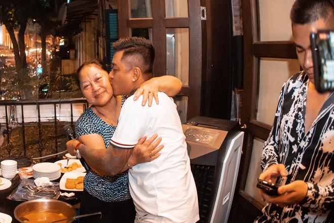 Tuấn Hưng hát mừng sinh nhật ở ban công thu hút hàng nghìn khán giả-8