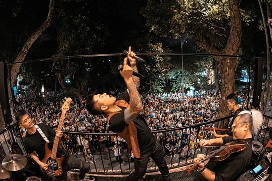 Tuấn Hưng hát mừng sinh nhật ở ban công thu hút hàng nghìn khán giả