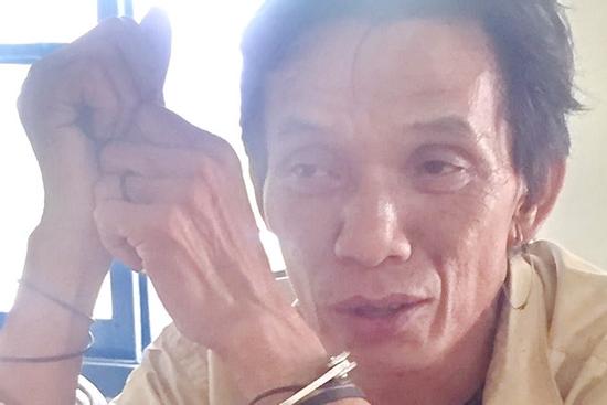 Gã cụt dùng nạng gỗ đánh chết bé gái vì va chạm giao thông