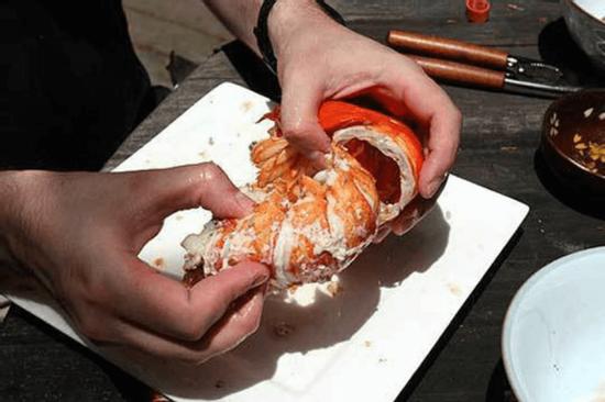 Dốc hết tiền túi gọi món tôm hùm đắt đỏ cho con trai, ăn xong người bố nghèo dạy 1 câu khiến ai cũng lặng người