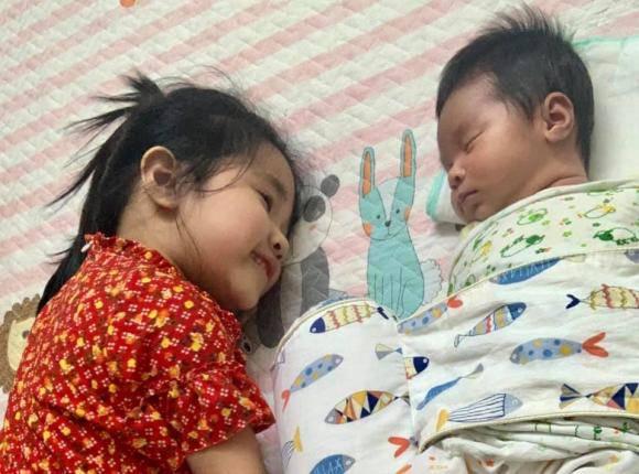 Tổ chức tiệc đầy tháng cho con, nhan sắc bỉm sữa của vợ Tự Long gây chú ý-6