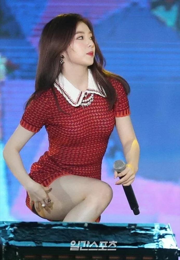 Sao nữ Kpop khổ sở che đậy vì diện đồ hớ hênh-6