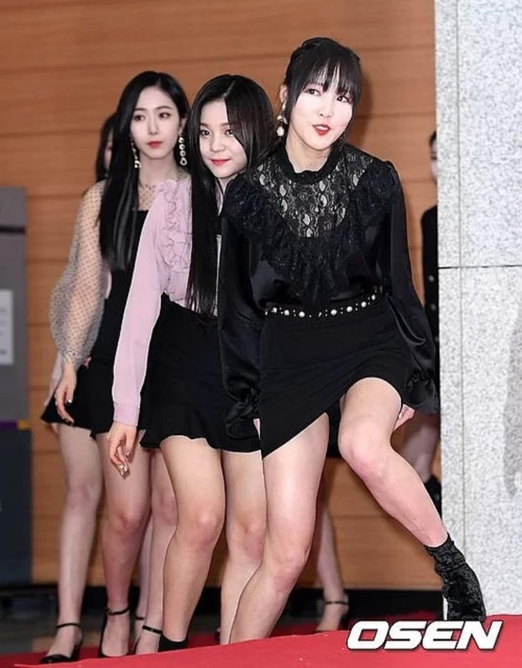 Sao nữ Kpop khổ sở che đậy vì diện đồ hớ hênh-8