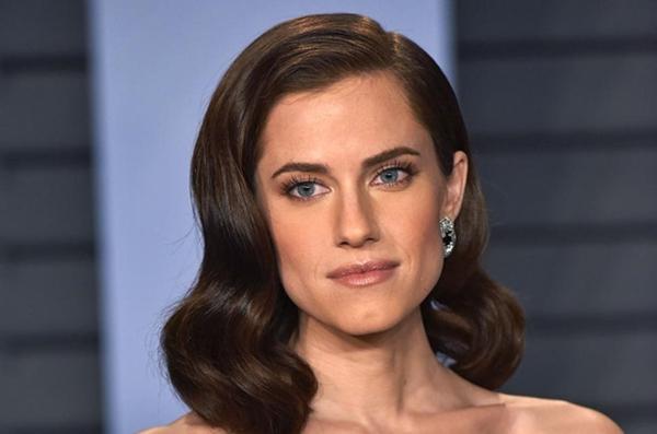 Allison Williams: Nữ diễn viên xinh đẹp chưa bao giờ đồng thuận với việc trút xiêm y khi đóng phim. Trong khi bạn diễn của cô ở series truyền hình Girls - Lena Dunham không ngại khoe thân trước ống kính máy quay thì Williams lại là người duy nhất không làm điều đó. Trong một cuộc phỏng vấn với tờ ABC, Williams cho hay cô “muốn nhân vật mà mình đảm nhận mang dáng dấp của chính cô. Nhưng cô cảm thấy có những thứ cần phải giữ lại cho bản thân mình”. Nữ diễn viên bày tỏ rằng cô không muốn trong tương lai, con của cô sẽ nhìn thấy mẹ mình trần truồng trên màn ảnh.