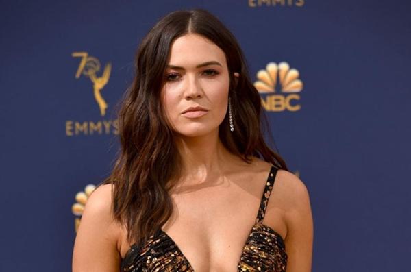 Mandy Moore: Ngôi sao 35 tuổi là một trong những cái tên hàng đầu Hollywood, được nhiều đạo diễn săn đón với mức thù lao hậu hĩnh. Số tiền đó có thể cao hơn nữa nếu Mandy Moore đồng ý khỏa thân trên màn ảnh, nhưng cô từ chối. Nữ diễn viên xinh đẹp cho hay: “Tôi đã từ chối rất nhiều vai diễn, nhiều bộ phim mà ở đó, đạo diễn, nhà sản xuất và biên kịch không linh hoạt ở khoản đóng cảnh nóng”. Mandy Moore chia sẻ cô cảm thấy khó chịu với ý nghĩ rằng khi ra đường, mọi người sẽ nhìn vào cô và biết rằng cô đã từng không mặc quần áo. “Tôi không khẳng định việc đóng cảnh khỏa thân là sai. Nhưng tôi nghĩ, còn nhiều cách khác để một nữ diễn viên trở nên nữ tính và gợi cảm hơn là lột đồ”, cô nói với tờ USA Today.