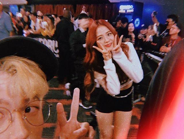 Danh tính trai đẹp chụp ảnh cùng Black Pink như bạn thân, ảnh đời thường còn chất chơi hơn nhiều-1