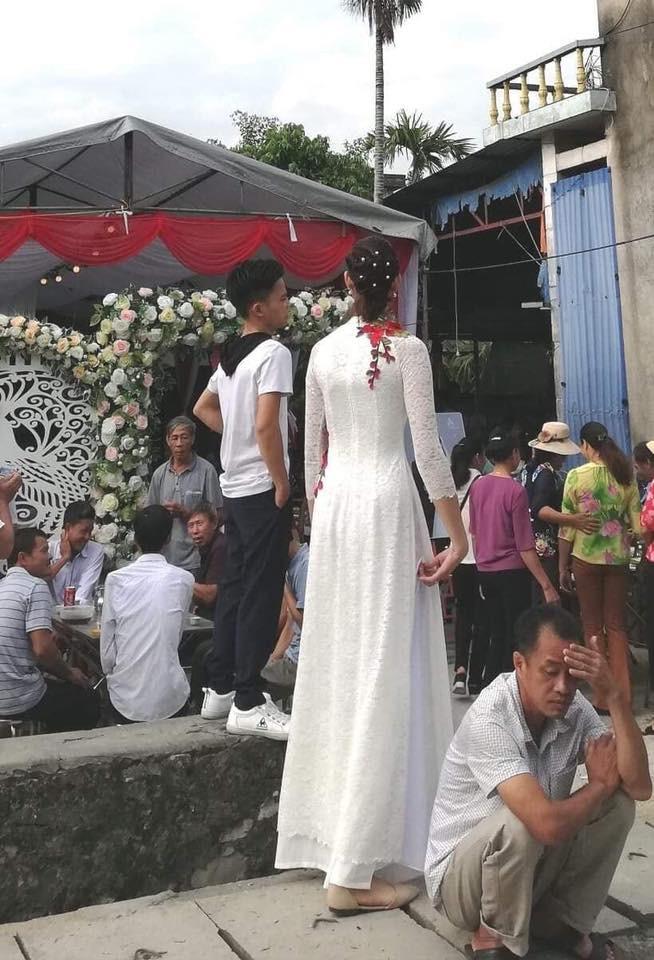 Mạng xã hội lùng sục sự thật về bức ảnh cô dâu 1m94 lấy chú rể cao 1m4 ở Hải Phòng-3