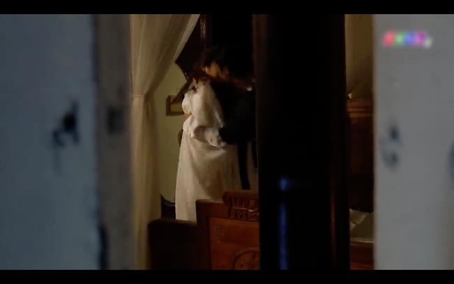 Ngày làm người, đêm làm ma của cặp đôi loạn luân Tiếng Sét Trong Mưa-6