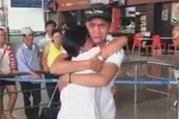 3 con đang ốm ở nhà, chồng vẫn vào nhà nghỉ với gái làm vợ cay đắng đến bắt tại trận chồng không mảnh vải che thân-3