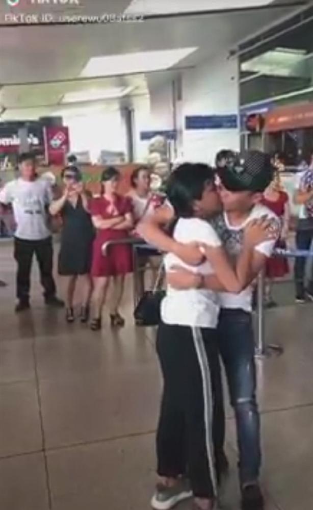 Xúc động nhìn cặp đôi yêu xa ôm hôn nhau khóc cạn nước mắt ngày chia tay-2