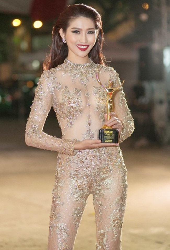 Chế Nguyễn Quỳnh Châu có lẽ nên tiết chế son phấn để bộ đồ màu nude mang đến sự sang trọng cần thiết.