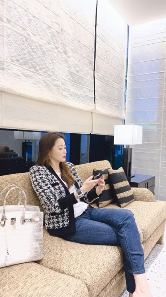 Đệ nhất mỹ nhân Hàn Kim Hee Sun khoe khéo túi da cá sấu bạch tạng quý hiếm như Kylie Jenner-3