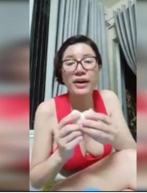 Muôn kiểu thời trang lộ nội y khi livestream của thánh chửi Trang Trần-6