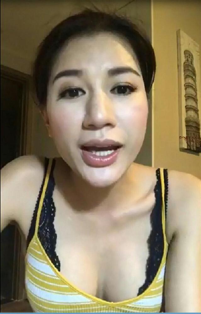 Muôn kiểu thời trang lộ nội y khi livestream của thánh chửi Trang Trần-5