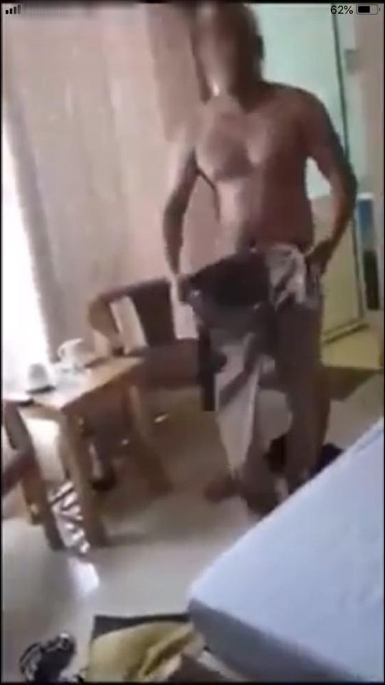 3 con đang ốm ở nhà, chồng vẫn vào nhà nghỉ với gái làm vợ cay đắng đến bắt tại trận chồng không mảnh vải che thân-2