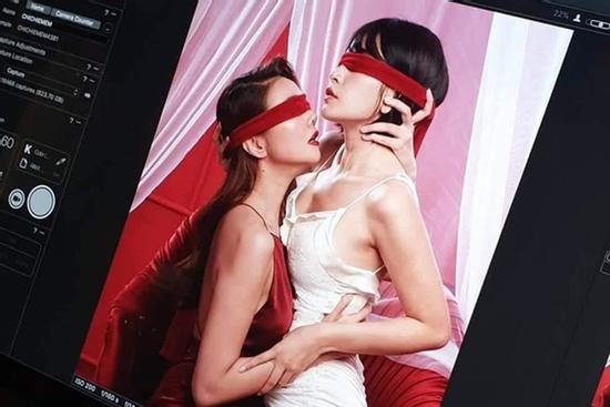 Lộ ảnh Chi Pu diện váy ngủ, tình tứ ngồi trên người Thanh Hằng