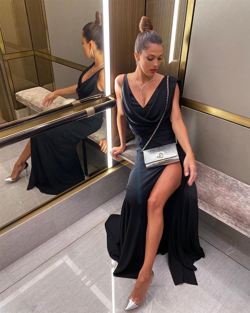 Bản tin Hoa hậu Hoàn vũ 8/10: Hoàng Thùy khoe ngực sexy nhưng đáng tiếc spotlight lại thuộc về Iris-1