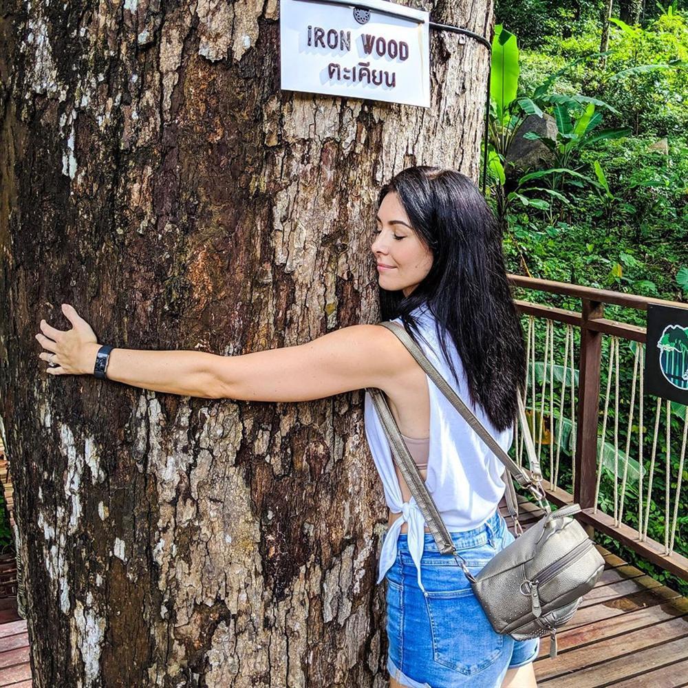 Bản tin Hoa hậu Hoàn vũ 8/10: Hoàng Thùy khoe ngực sexy nhưng đáng tiếc spotlight lại thuộc về Iris-6