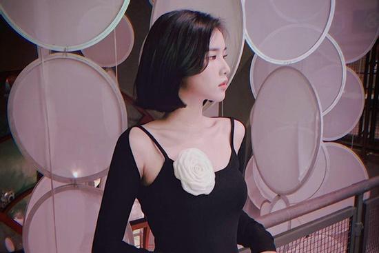 Bạn gái tin đồn của Bùi Tiến Dũng chăm diện cây đen, đồ bó sát cơ thể