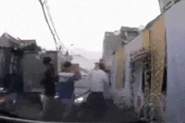 Clip: Phóng xe tốc độ bàn thờ, thanh niên đâm trực diện ô tô, người bay như chim, xe máy vỡ vụn-1