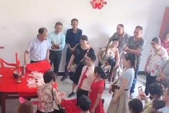 Liên tục phải cúi đầu hơn 100 lần để nhận phong bì cưới, cô dâu ngất xỉu