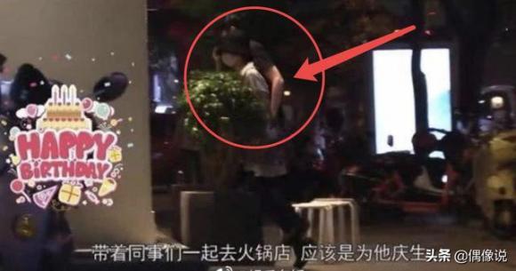 Vợ chồng Triệu Lệ Dĩnh lần đầu xuất hiện sau tin đồn rạn nứt, hành động của Phùng Thiệu Phong đặc biệt gây chú ý-4