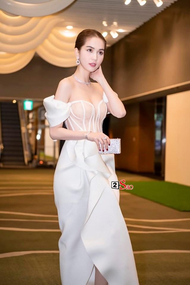 Ngọc Trinh nửa kín nửa hở với corset xuyên thấu quấn khăn, gợi nhớ bộ đồ thị phi từng mặc ở Cannes-1