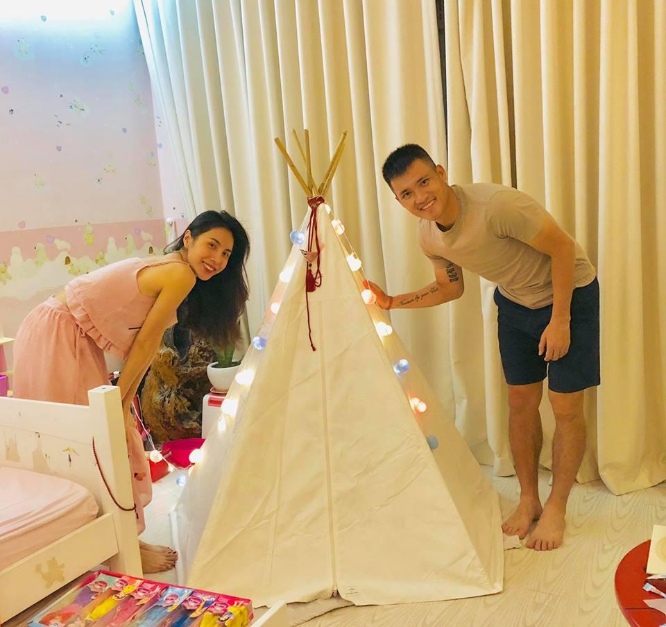 Cà khịa Công Vinh ra mặt, Thủy Tiên không ngờ được hưởng ngay xấp tiền dày-1