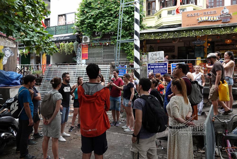 Hot girl Tây mê mải check in trước giờ cà phê đường tàu bị xóa sổ-1