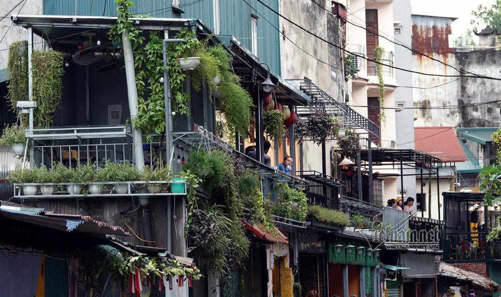 Hot girl Tây mê mải check in trước giờ cà phê đường tàu bị xóa sổ-5