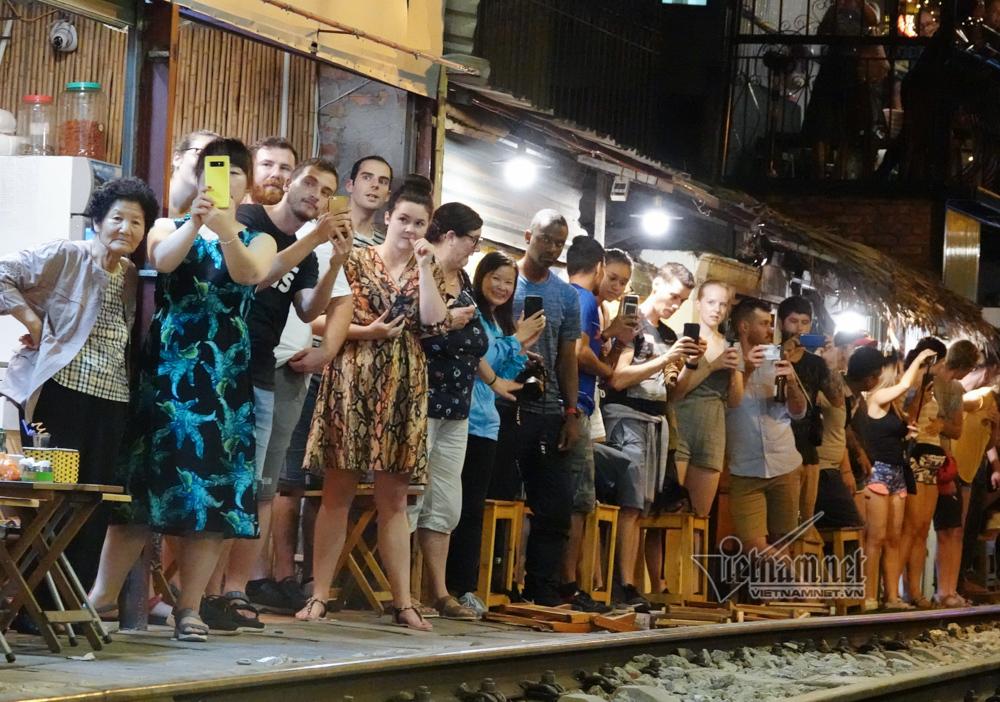 Hot girl Tây mê mải check in trước giờ cà phê đường tàu bị xóa sổ-11