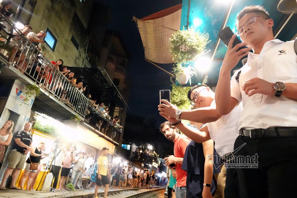 Hot girl Tây mê mải check in trước giờ cà phê đường tàu bị xóa sổ-12