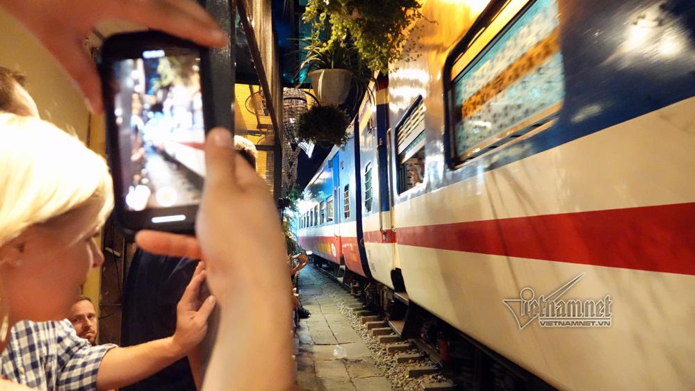 Hot girl Tây mê mải check in trước giờ cà phê đường tàu bị xóa sổ-13